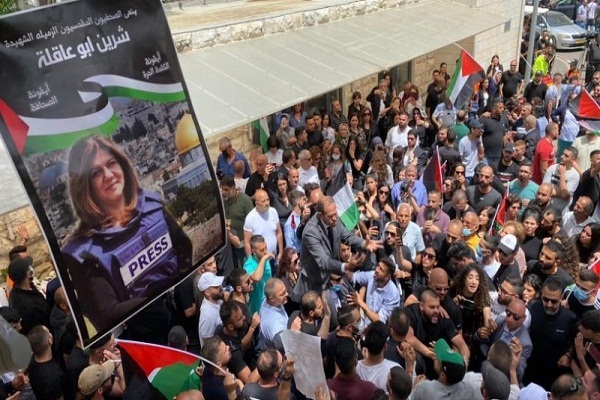 حمله نظامیان صهیونیستها به مراسم تشییع «شیرین ابوعاقلة» در قدس حمله نظامیان صهیونیستها به مراسم تشییع «شیرین ابوعاقلة» در قدس