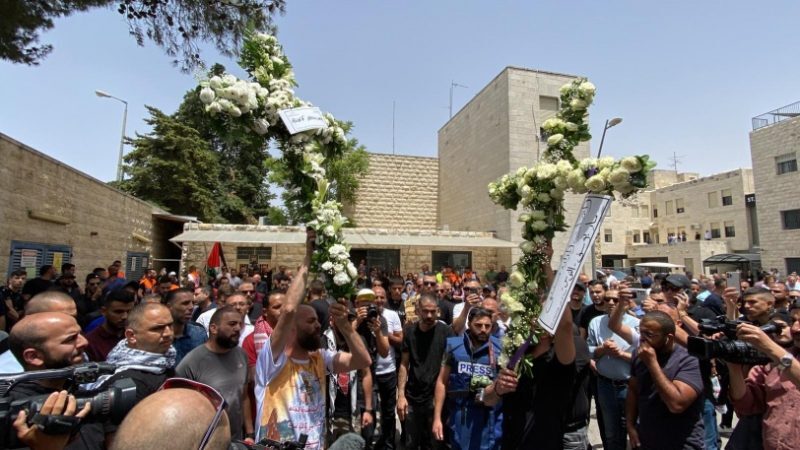 حمله نظامیان صهیونیستها به مراسم تشییع «شیرین ابوعاقلة» در قدس حمله نظامیان صهیونیستها به مراسم تشییع «شیرین ابوعاقلة» در قدس