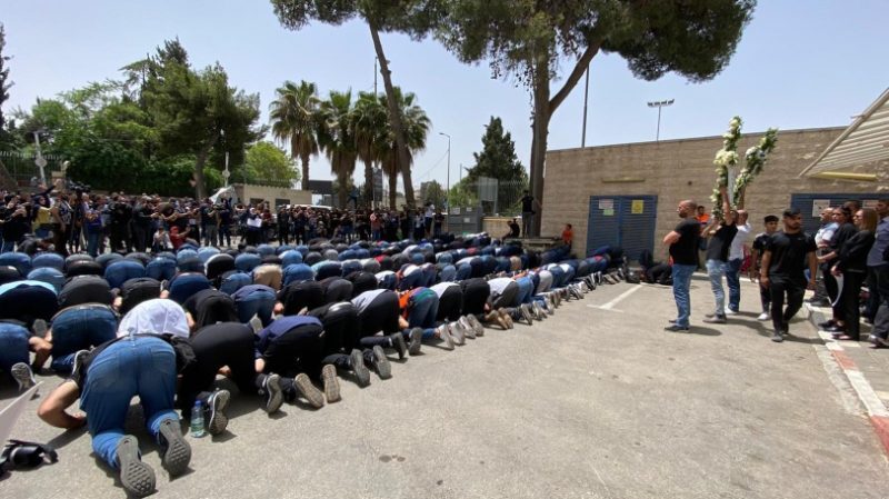 حمله نظامیان صهیونیستها به مراسم تشییع «شیرین ابوعاقلة» در قدس حمله نظامیان صهیونیستها به مراسم تشییع «شیرین ابوعاقلة» در قدس