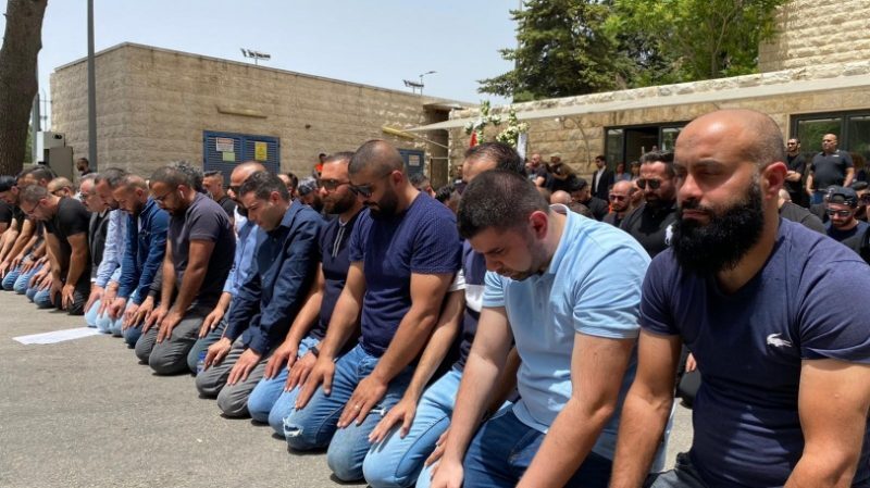 حمله نظامیان صهیونیستها به مراسم تشییع «شیرین ابوعاقلة» در قدس حمله نظامیان صهیونیستها به مراسم تشییع «شیرین ابوعاقلة» در قدس