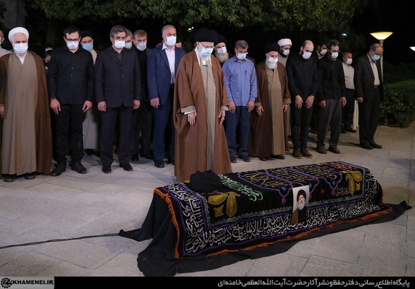 رهبر انقلاب بر پیکر حجتالاسلام و المسلمین فاطمینیا نماز میت اقامه کردند رهبر انقلاب بر پیکر حجتالاسلام و المسلمین فاطمینیا نماز میت اقامه کردند