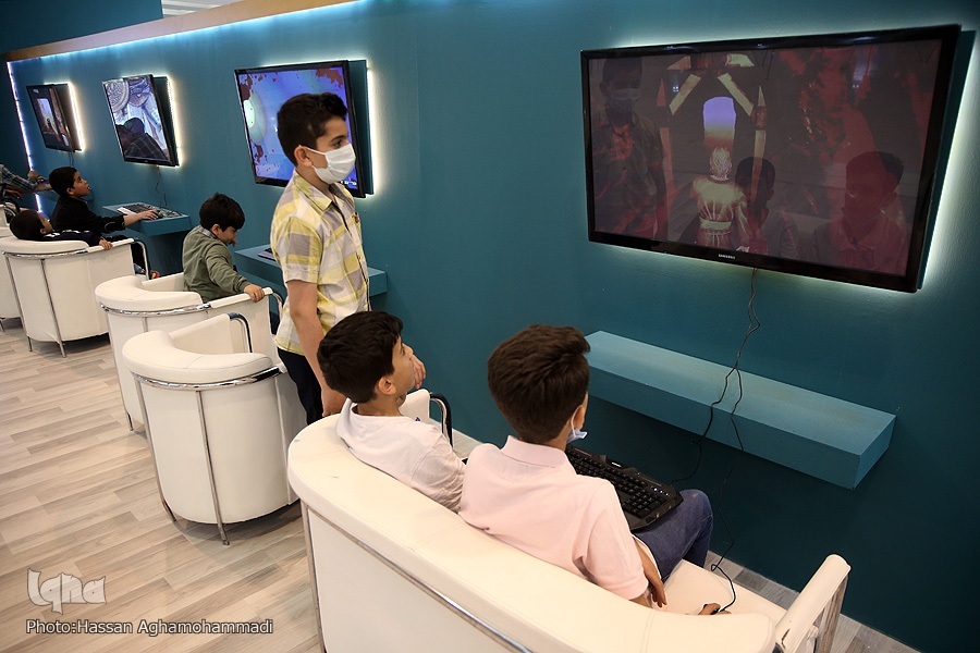 عرضه محصولات دیجیتال دوزبانه پژوهشکده فرهنگ و معارف قرآن در مصلی عرضه محصولات دیجیتال دوزبانه پژوهشکده فرهنگ و معارف قرآن در مصلی