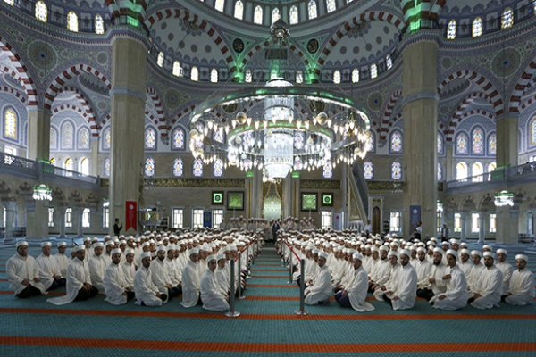 جشن فارغ&zwnj;التحصیلی 399 حافظ قرآن در مسجد استانبول