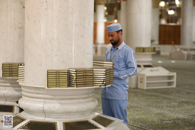 توزیع بیش از 9 هزار قرآن ترجمهشده به 52 زبان در مسجدالنبی(ص) + عکس توزیع بیش از 9 هزار قرآن ترجمهشده به 52 زبان در مسجدالنبی(ص) + عکس