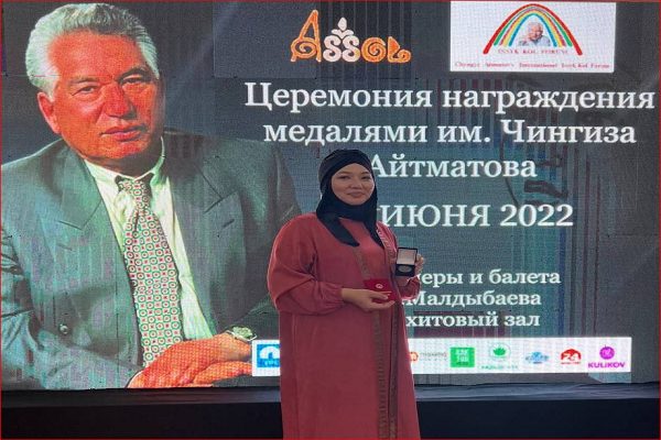 اهدای نشان بین‌المللی به مدیرمسئول نشریه اسلامی قرقیزستان + فیلم