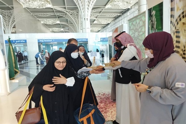 استقبال از زائران ایرانی در فرودگاه مدینه + عکس استقبال از زائران ایرانی در فرودگاه مدینه + عکس