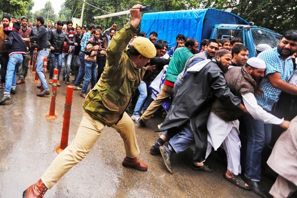 نیروهای حزب حاکم هند در حال سرکوب مسلمانان معترض نیروهای حزب حاکم هند در حال سرکوب مسلمانان معترض