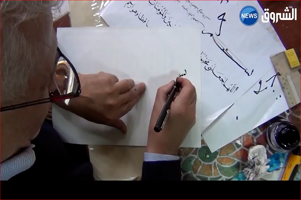 عبدالوهاب خنینف، قرآننویس الجزایری در حال تمرین خوشنویسی عبدالوهاب خنینف، قرآننویس الجزایری در حال تمرین خوشنویسی