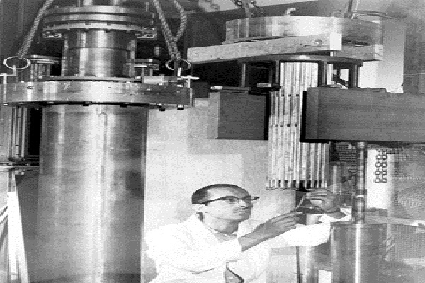 چمران در آزمایشگاه برکلی دانشگاه کالیفرنیا ـ آمریکا چمران در آزمایشگاه برکلی دانشگاه کالیفرنیا ـ آمریکا