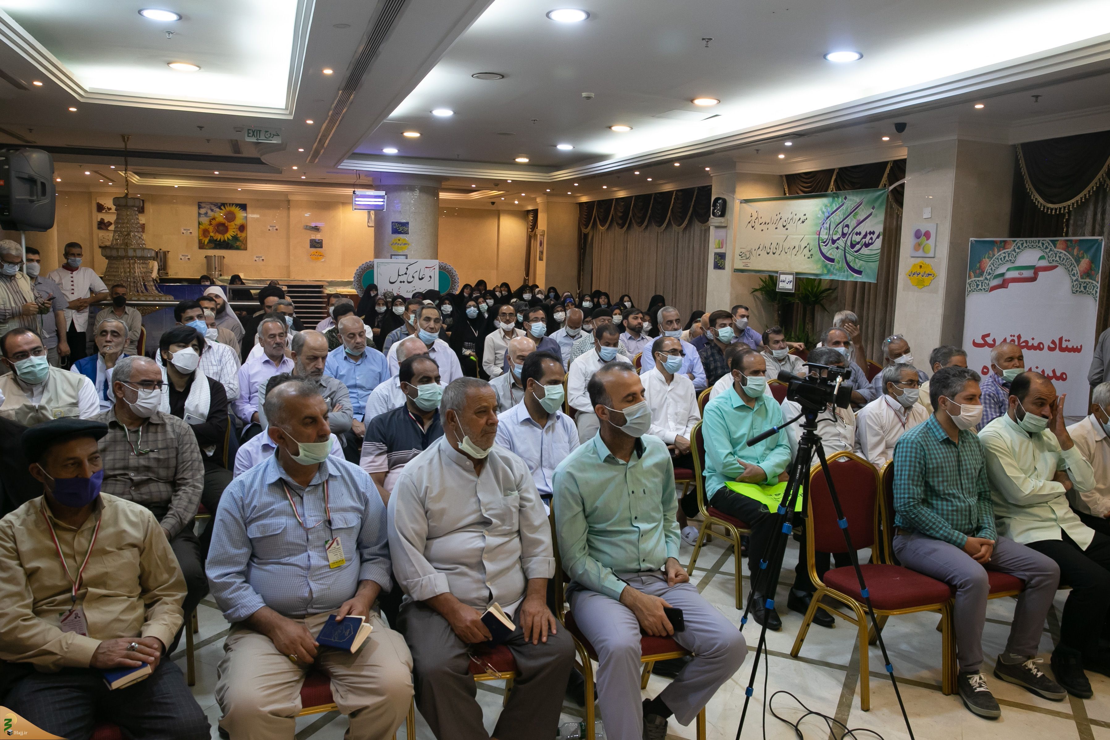 ارسالی/ زائران ایرانی سرزمین وحی دعای کمیل را زمزمه کردند