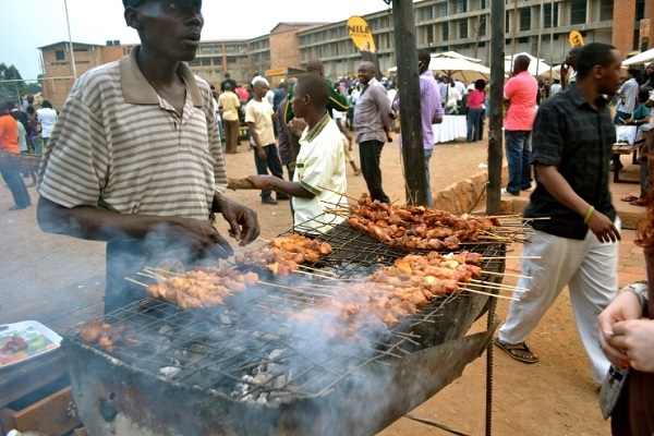 فروش کباب خوک در مجاورت آرامگاه اسلامی اوگاندا فروش کباب خوک در مجاورت آرامگاه اسلامی اوگاندا
