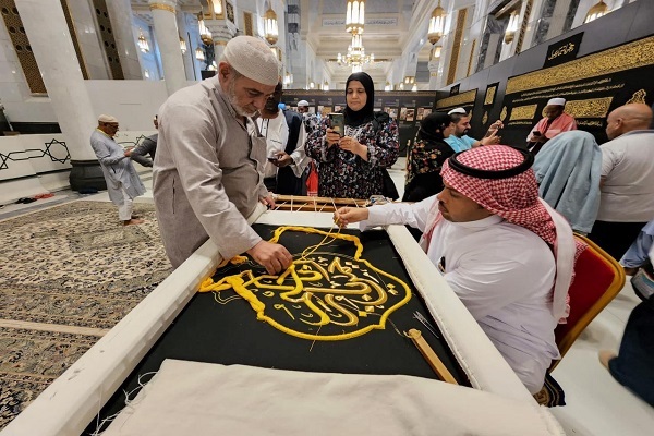 برگزاری نمایشگاه بافت پرده کعبه در حرم مکی/ عکس برگزاری نمایشگاه بافت پرده کعبه در حرم مکی/ عکس