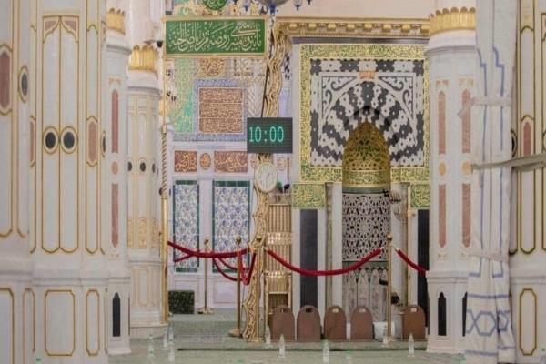 فرشهای سبز، نمادی که قسمت روضه منوره را به زائران نشان میدهد فرشهای سبز، نمادی که قسمت روضه منوره را به زائران نشان میدهد