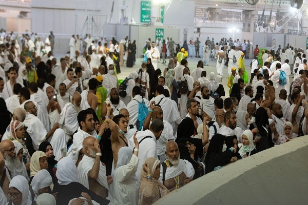 رمی جمره عقبه حجاج در سرزمین منا/ چه تعداد زائر به خانه خدا مشرف شدند رمی جمره عقبه حجاج در سرزمین منا/ چه تعداد زائر به خانه خدا مشرف شدند