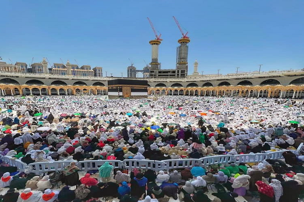 رمی جمره عقبه حجاج در سرزمین منا/ چه تعداد زائر به خانه خدا مشرف شدند رمی جمره عقبه حجاج در سرزمین منا/ چه تعداد زائر به خانه خدا مشرف شدند