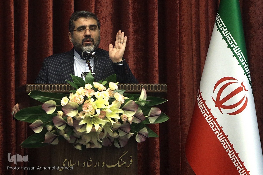 تلاش دشمن برای تقلیل حجاب از مسئلهای هویتی به سیاسی تلاش دشمن برای تقلیل حجاب از مسئلهای هویتی به سیاسی