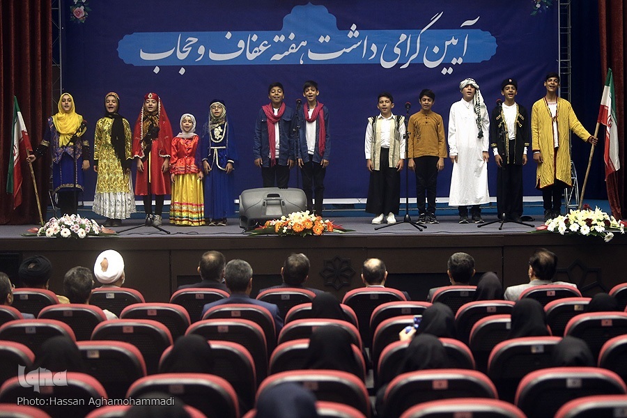 تلاش دشمن برای تقلیل حجاب از مسئله&zwnj;ای هویتی به سیاسی