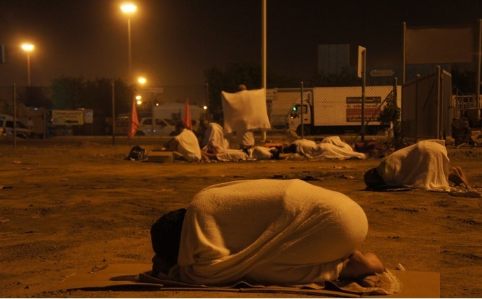 رموز حج و ثروتمندانی که فقط 2 تکه حوله در بیابان دارند رموز حج و ثروتمندانی که فقط 2 تکه حوله در بیابان دارند