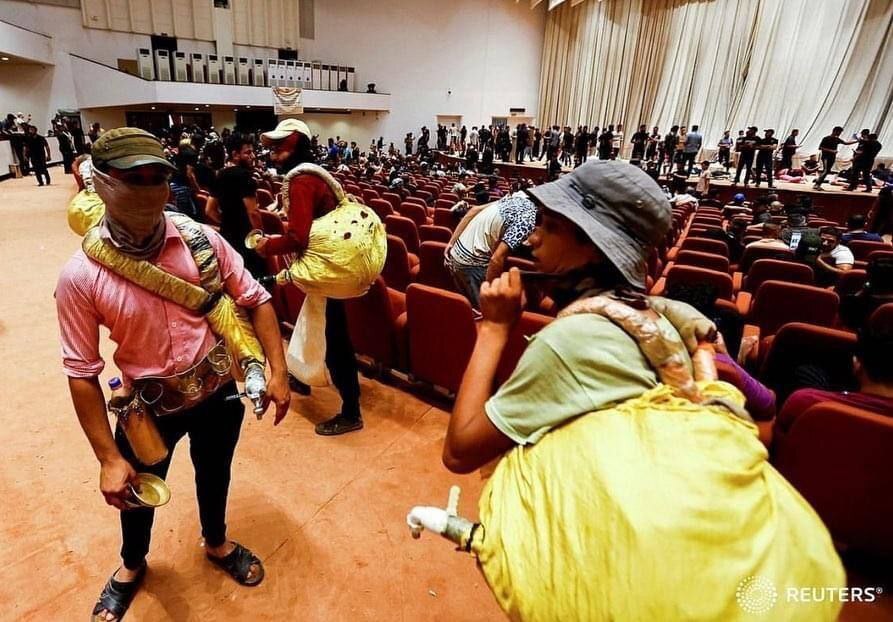 طرفداران جریان صدر پارلمان عراق را اشغال کردند طرفداران جریان صدر پارلمان عراق را اشغال کردند