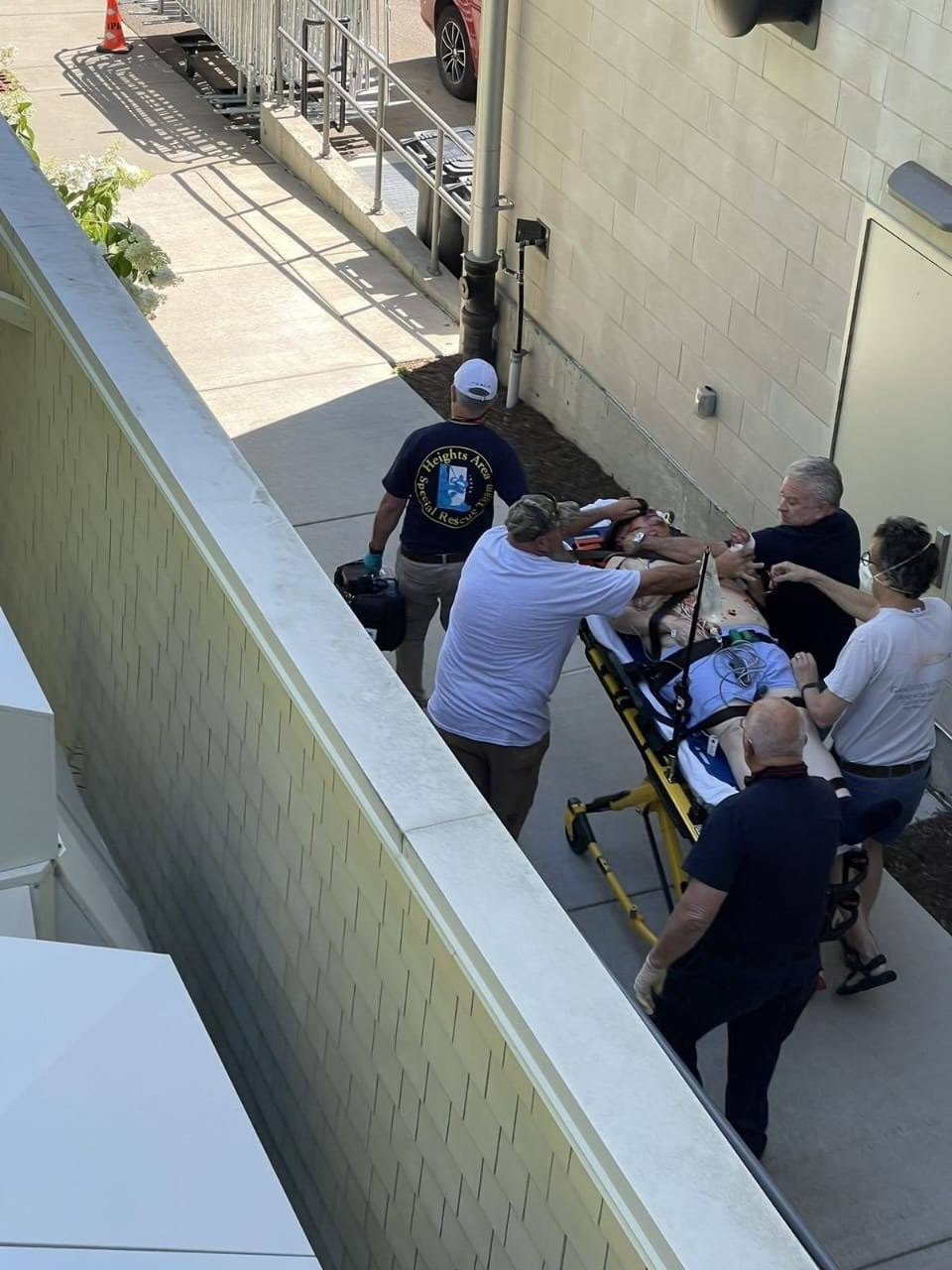 سلمان رشدی در حال انتقال به بیمارستان