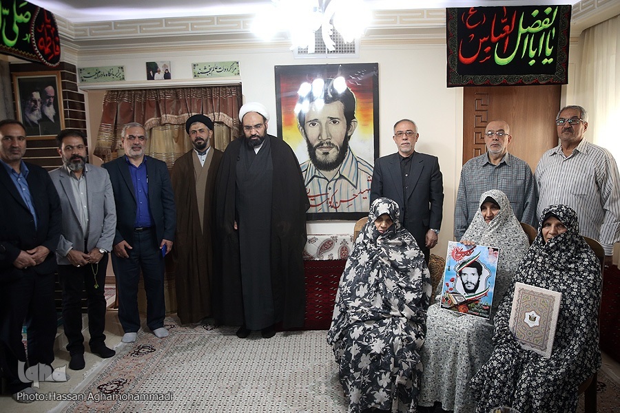 دیدار جامعه قرآنی با خانواده شهید کوهستانی دیدار جامعه قرآنی با خانواده شهید کوهستانی