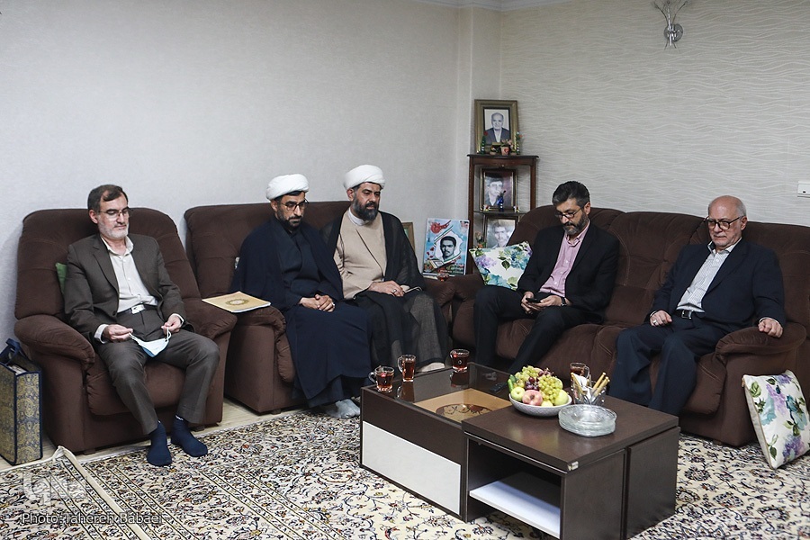 دیدار جامعه قرآنی با خانواده شهید دیدار جامعه قرآنی با خانواده شهید