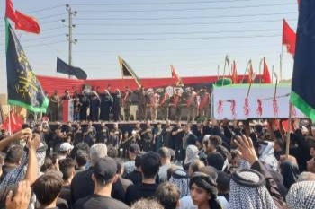 عکس| بزرگترین موکب اربعینی استان ذیقار راهی کربلا موکب اربعینی استان ذیقار در مسیر کربلا