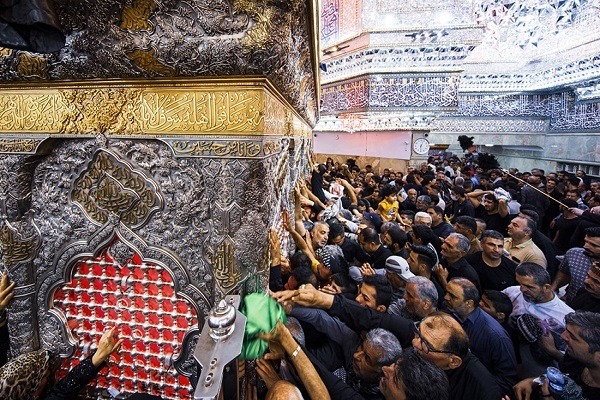 ندای لبیک یا حسین در حرم مطهر حسینی ندای لبیک یا حسین در حرم مطهر حسینی