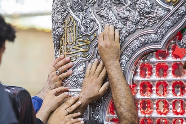 ندای لبیک یا حسین در حرم مطهر حسینی ندای لبیک یا حسین در حرم مطهر حسینی