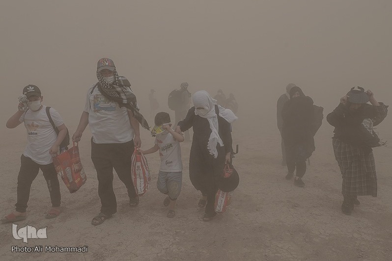 نحوه مواجهه با ریزگردها در پیادهروی اربعین + فیلم نحوه مواجهه با ریزگردها در پیادهروی اربعین + فیلم