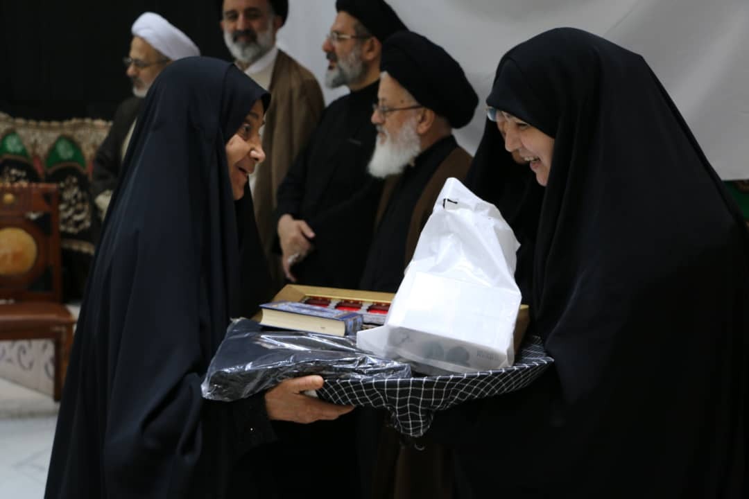 تجلیل از خانواده شهدای مقاومت در کربلا