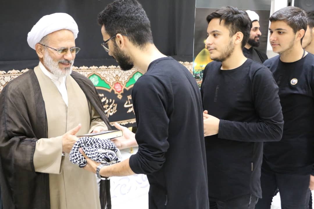 تجلیل از خانواده شهدای مقاومت در کربلا + عکس