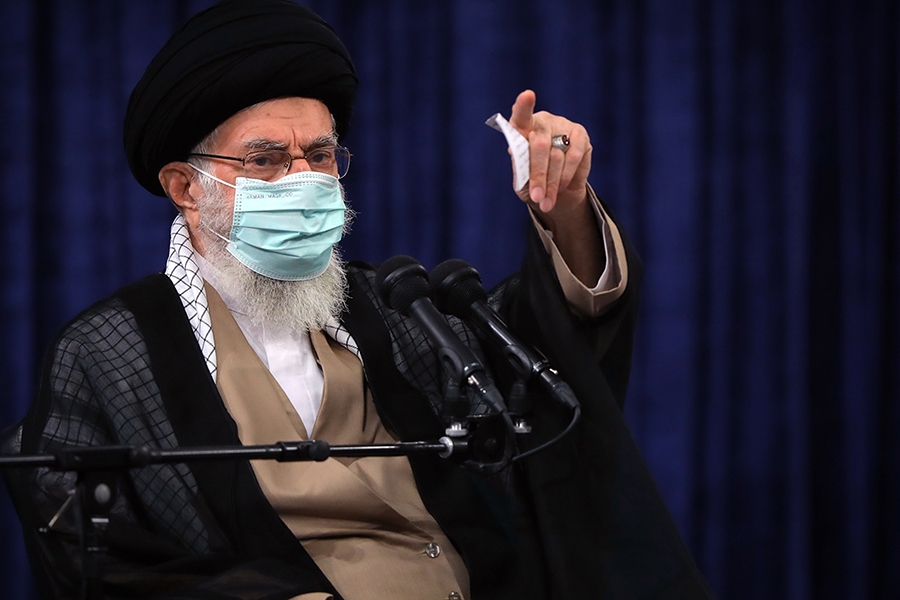 رهبر معظم انقلاب با ماسک