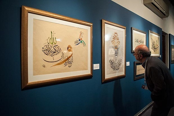 عرضه آثار قرآنی در نمایشگاه دوسالانه خوشنویسی شارجه