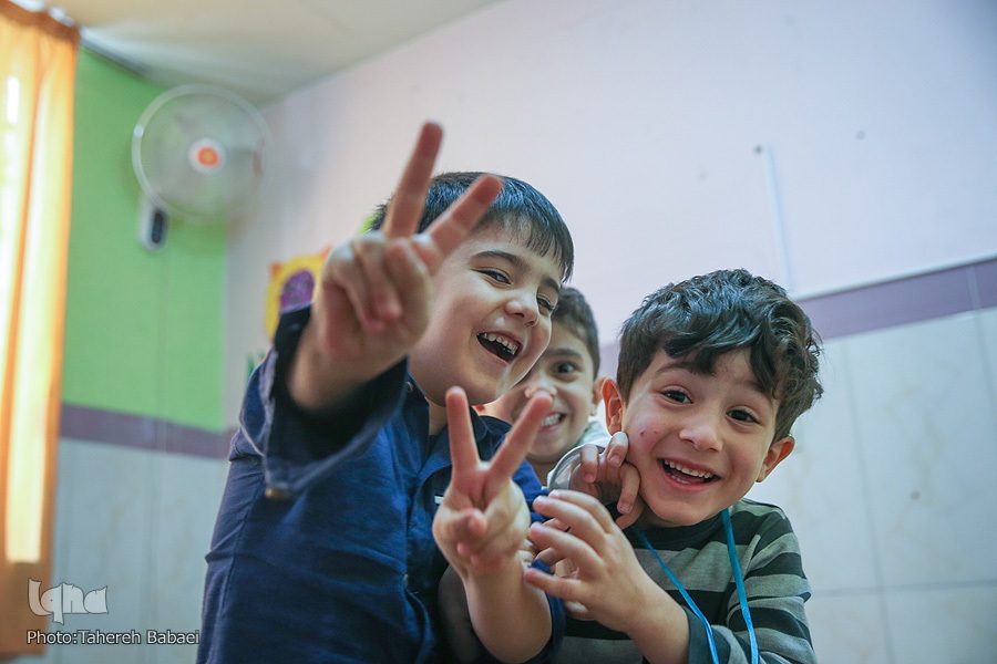 چگونه فرزندان شاد پرورش دهیم