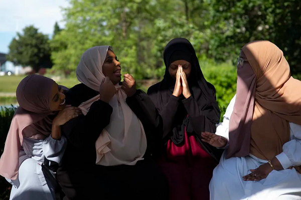 بانوان عضو  The Digital Sisterhood در ملاقات‌های خود با یکدیگر بیشتر آنشا می‌شوند