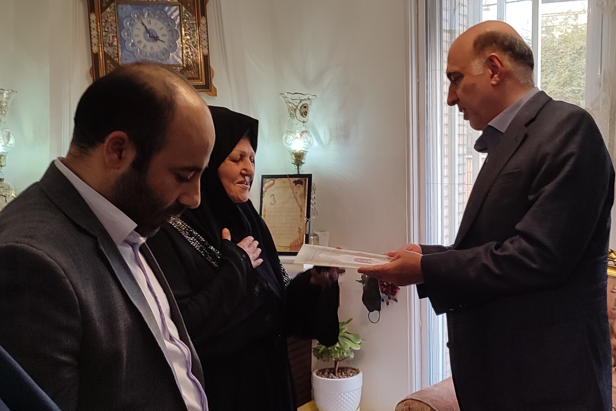 یک فرزند دادم و هزاران گرفتم یک فرزند دادم و هزاران گرفتم