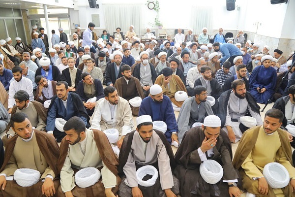 عمامه‌گذاری طلاب توسط آیت‌الله العظمی نوری همدانی