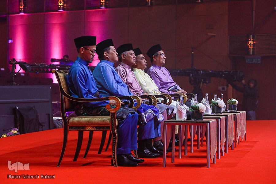 شماری از مسئولان مالایی در قامت لباسهایی یک شکل شماری از مسئولان مالایی در قامت لباسهایی یک شکل