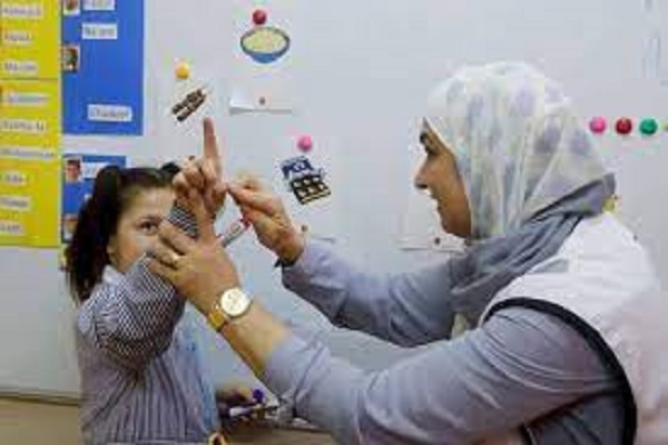 کودک ناشنوا درحال آموزش معارف اسلامی به زبان اشاره