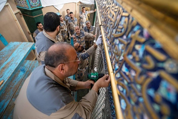 تداوم عملیات برچیدن ضریح قدیمی حضرت زینب (ع)+ عکس