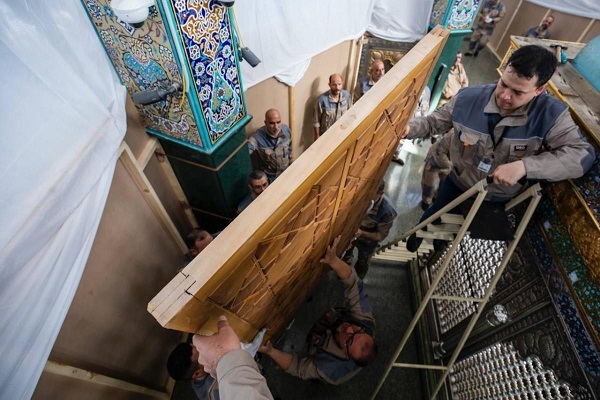 تداوم عملیات برچیدن ضریح قدیمی حضرت زینب (ع)+ عکس