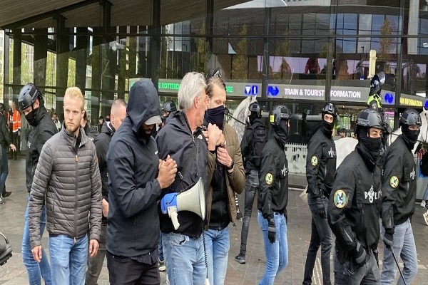 تظاهرات مسلمانان مانع قرآنسوزی افراطیها در هلند شد تظاهرات مسلمانان مانع قرآنسوزی افراطیها در هلند شد