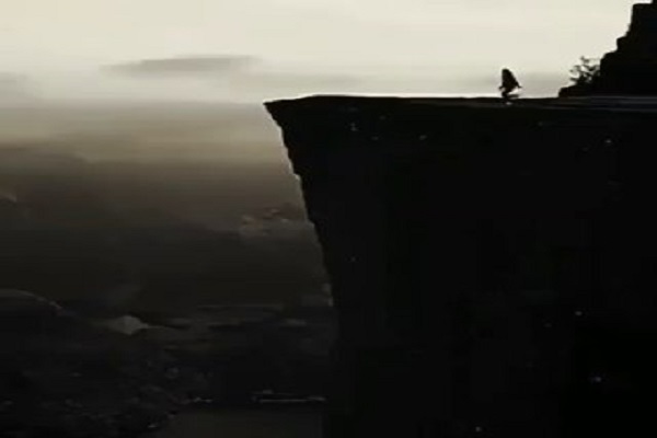 سقوط در پرتگاه