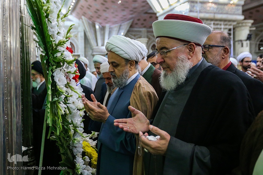 غازی حنینه، اندیشمند لبنانی در زیارت حرم مطهر امام راحل(ره) غازی حنینه، اندیشمند لبنانی در زیارت حرم مطهر امام راحل(ره)