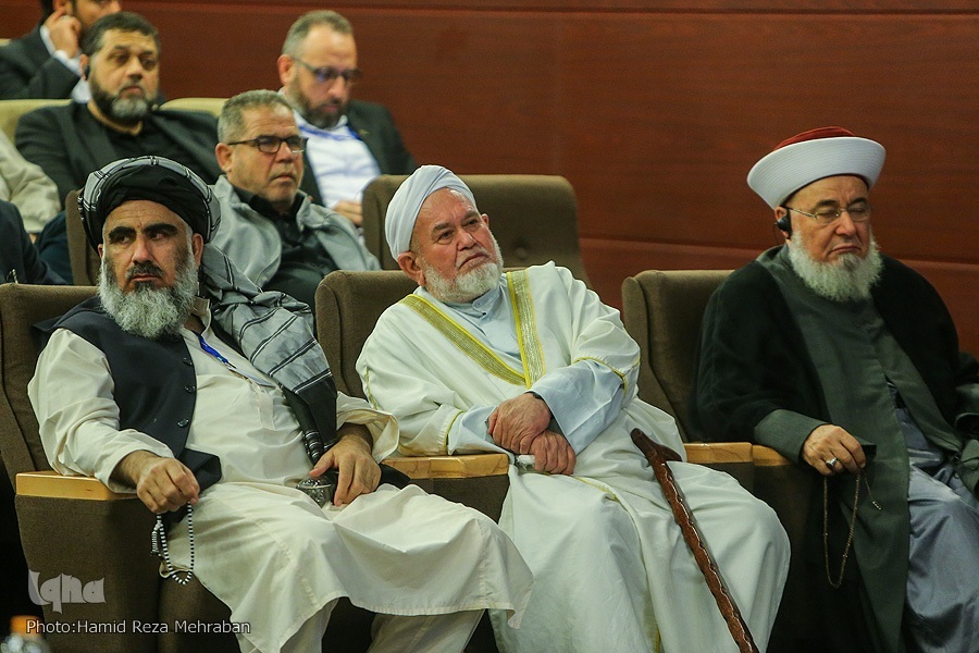 نفر اول از راست: شیخ غازی حنینه، رئیس هیئت امنای جمعیت علمای مسلمان لبنان نفر اول از راست: شیخ غازی حنینه، رئیس هیئت امنای جمعیت علمای مسلمان لبنان