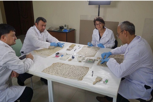 جزئیات نسخه خطی متعلق به قرن 8 که در موزه لوور به نمایش گذاشته میشود/اماده جزئیات نسخه خطی متعلق به قرن 8 که در موزه لوور به نمایش گذاشته میشود/اماده