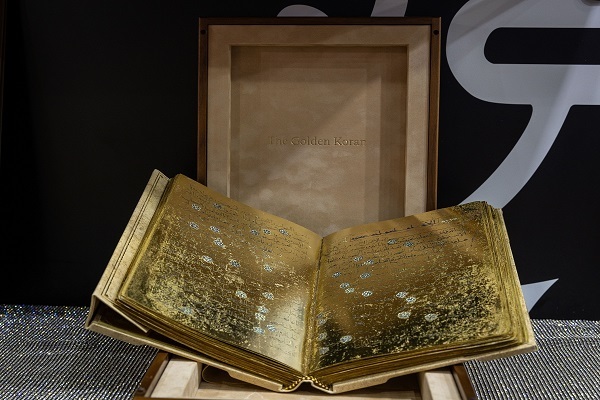 عرضه نسخه کتابت شده قرآن کریم بر روی اوراق طلا در نمایشگاه کتاب شارجه + فیلم عرضه نسخه کتابت شده قرآن کریم بر روی اوراق طلا در نمایشگاه کتاب شارجه + فیلم