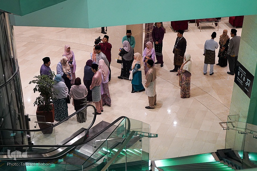 تیم تشریفات و عکاسان مالزی آماده استقبال از ملکه تیم تشریفات و عکاسان مالزی آماده استقبال از ملکه