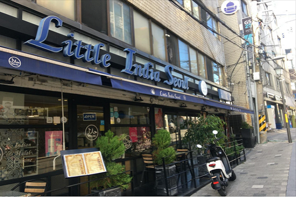 عرضه اغذیه حلال در خیابان اسلام سئول عرضه اغذیه حلال در خیابان اسلام سئول